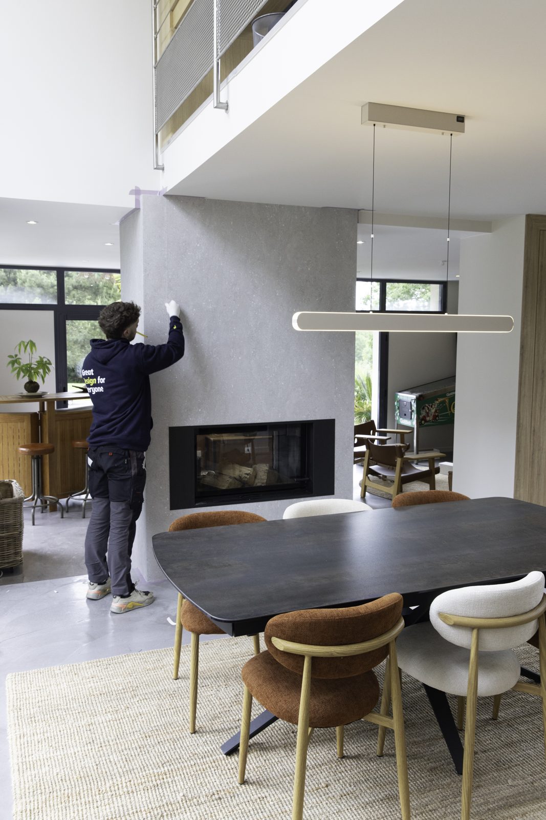 Comedor con la columna de la chimenea forrada en vinil de piedra gris